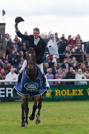 William Fox-Pitt takes a lap of Honour