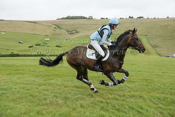 Julie Tew (GBR) riding Hhs Foracruise