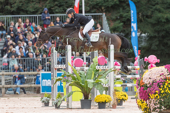 JONELLE  PRICE AND MCCLAREN  COMPETING IN THE SHOWJUMPING PHASE