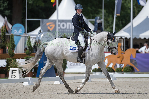 NICOLAS WETTSTEIN (ECU) AND MEYER'S HAPPY