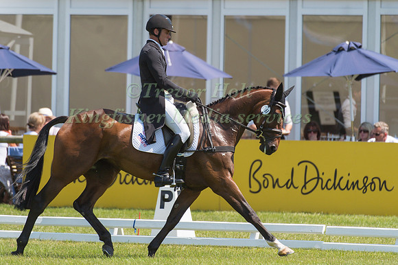 Paul Tapner (AUS) riding Vanir Kamira