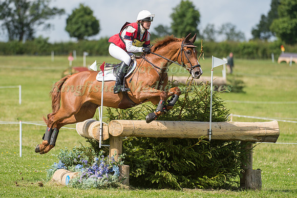 Willa Newton (GBR) riding Caja 20