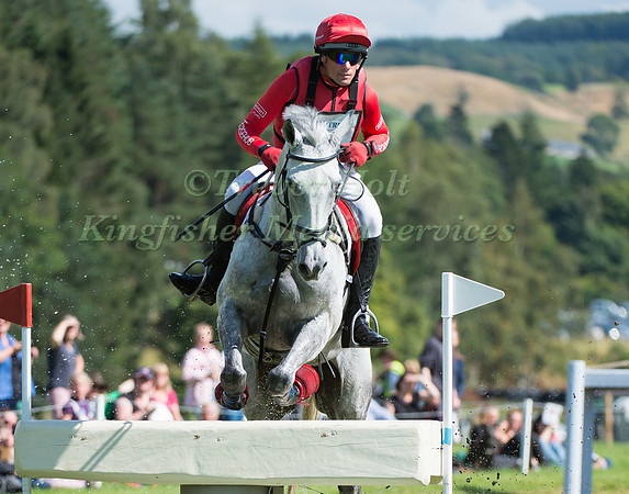 PAUL  TAPNER (AUS) RIDING BONZA KING OF ROUGES