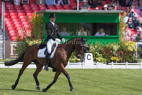 Jesse Campbell of New Zealand riding Kaapachino
