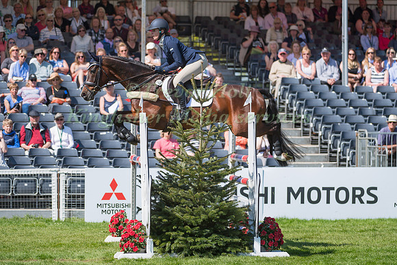FLORA HARRIS  (GBR) RIDING  BAYANO