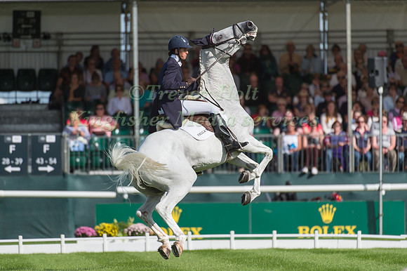 KIRSTY SHORT (GBR) RIDING COSSAN LAD