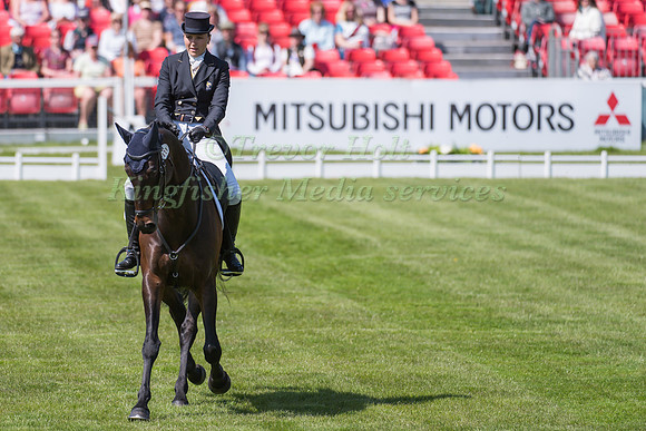 Gwendolen Fer of France riding Romantic Love