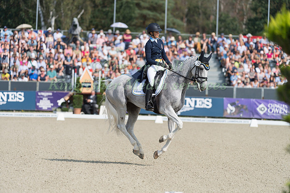 Louise Romeike (SWE) and Waikiki
