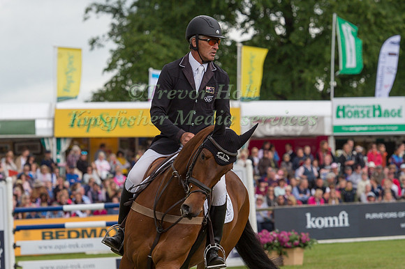 ANDREW  NICHOLSON (NZL) AND BYRNESGROVE FIRST DIAMOND TAKING PART IN THE SHOWJUMPING PHASE OF THE CCI THREE STAR COMPETITION AT THE 2017 EQUI-TREK BRAMHAM INTERNATIONAL HORSE TRIALS