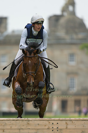 Willa  Newton (GBR) riding  Lauries Laudatio 2