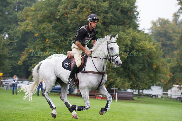 Andrew Nicholson (NZL) riding Avebury Set out on the Cross Country