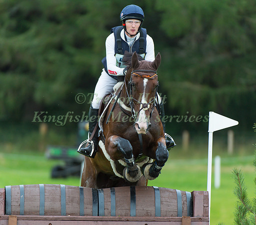 PAUL SIMS (GBR) RIDING LONESTAR