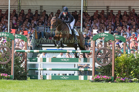 Piggy March (GBR) and Vanir Kamira