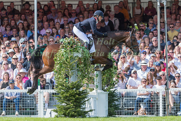 Piggy March (GBR) and Vanir Kamira