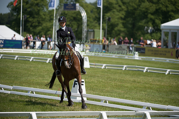 Michelle Kenny riding Asilmar Independence