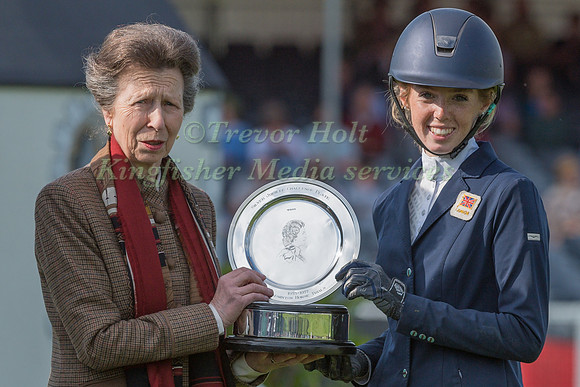 Alice Casburn recieves the Silver Jubilee Challenge Plate