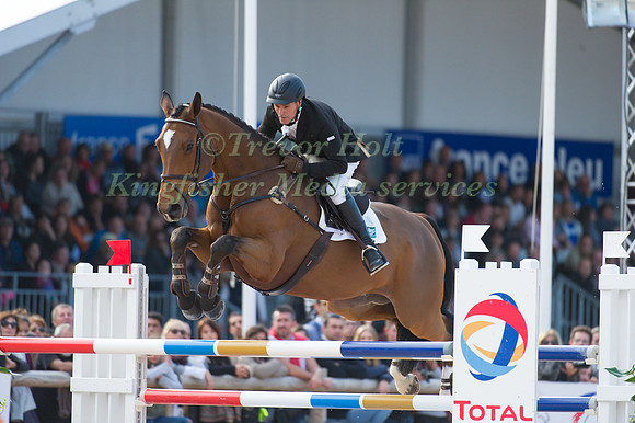 Blyth Tait of New Zealand riding Bear Necessity V