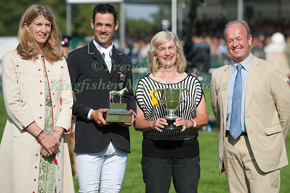 Jonathan Paget (NZL) and owner Mrs Francis Stead pictured with Miranda Rock, President of the Land Rover Burghley Horse Trials Commitee and Jeremy Hicks managing Director of Land Rover UK
