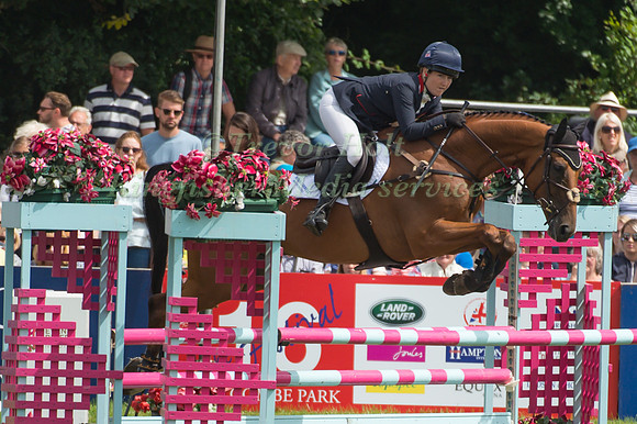 LAURA COLLETT (GBR) RIDING PAMERO 4