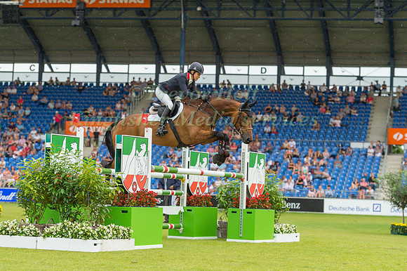 SARAH BULLIMORE (GBR) AND REVE DU ROUET