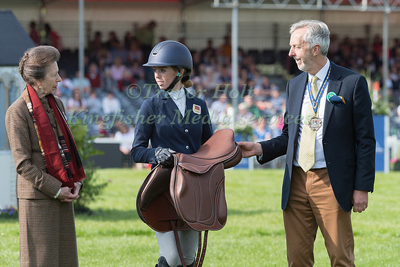 Alice Casburn recieves the Worshipful Company of Saddlers’ sad