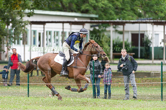 Mark Todd and Major Milestone galop towards the first water