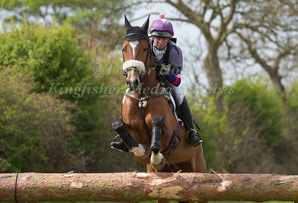 GINNY HOWE  RIDING UNDALGO DE WINDSOR