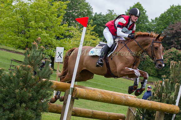 Willa  Newton (GBR)  riding Caja 20
