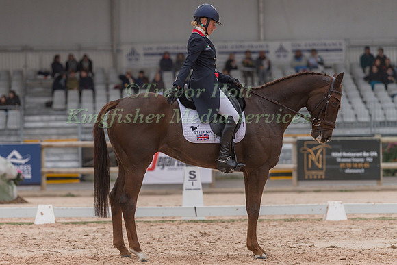 IZZY TAYLOR (GBR) AND FROG ROCK