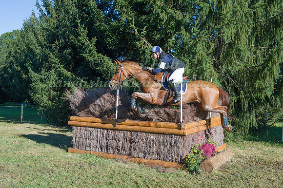 Violette Mougel (FRA) riding Riqles Du Feydel