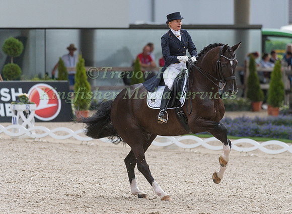 NADINE CAPELLMANN AND LOOK AT ME 5-2