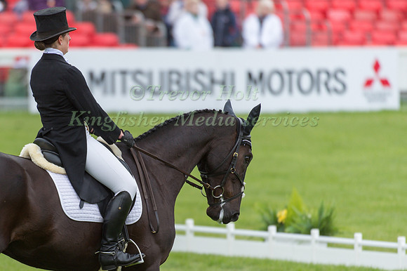 Nana Dalton (GBR) riding Absolut Opposition