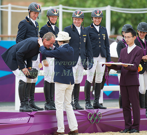 Peter Thomsen Recieves his gold medal from Princess Anne