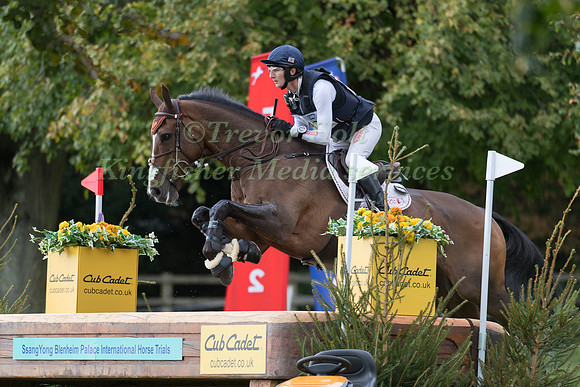 PAUL SIMS (GBR) RIDING CALADOR