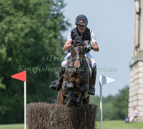PETER  THOMSEN (GER) AND SIR BOGGLES