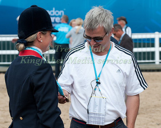 Alex Lahore admires Piggy French's Medal at the Olympic Test Event