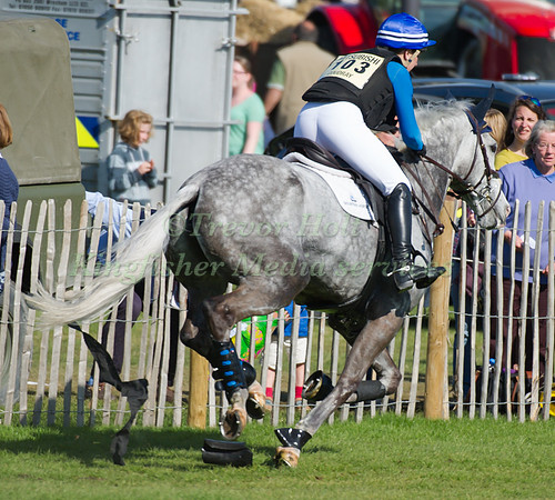 Tina Coudray and Ringwood Magister losing a bandage