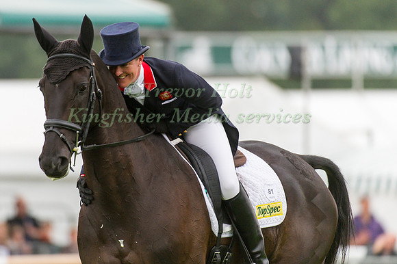 Nicola Wilson and Opposition Buzz