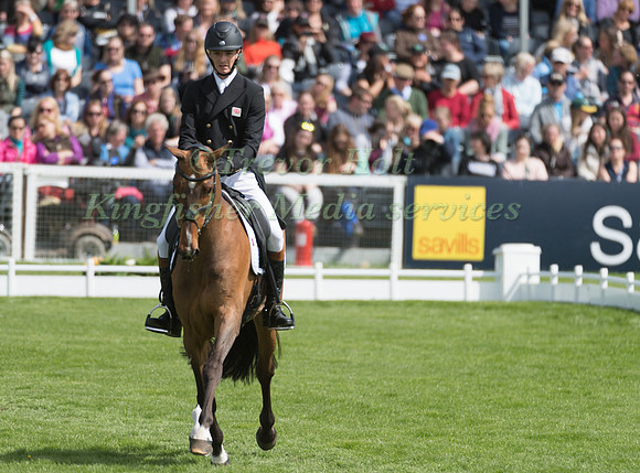 TOM JACKSON  (GBR) RIDING  WALTHAM FIDDLERS FIND