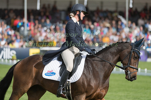 VIRGINIA THOMPSON (NZL) RIDING  STAR NOUVEAU