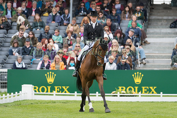 TOM CRISP  (GBR) RIDING  COOLYS LUXURY