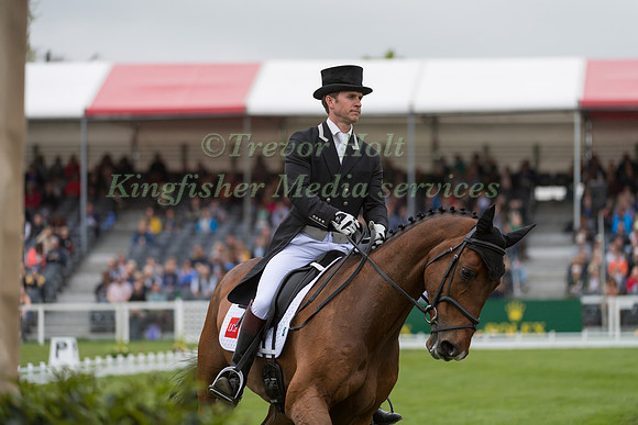 TOM CRISP  (GBR) RIDING  COOLYS LUXURY