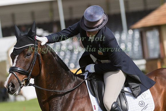 FLORA HARRIS  (GBR) RIDING  BAYANO
