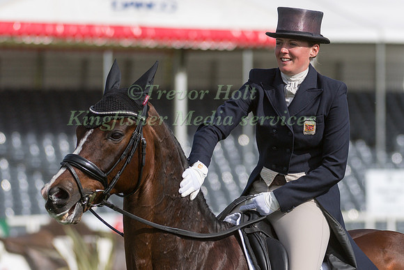 FLORA HARRIS  (GBR) RIDING  BAYANO