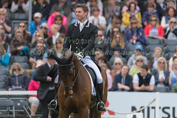 TOM CRISP  (GBR) RIDING  COOLYS LUXURY