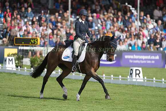 VIRGINIA THOMPSON (NZL) RIDING  STAR NOUVEAU