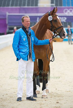 Peter Thomsen relaxes before Trot Up
