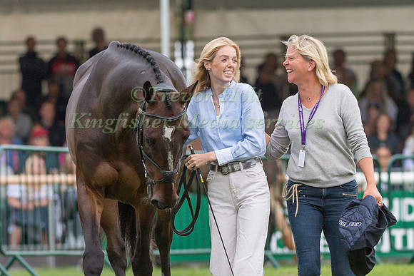 Alice Casburn (GBR) and Topspin