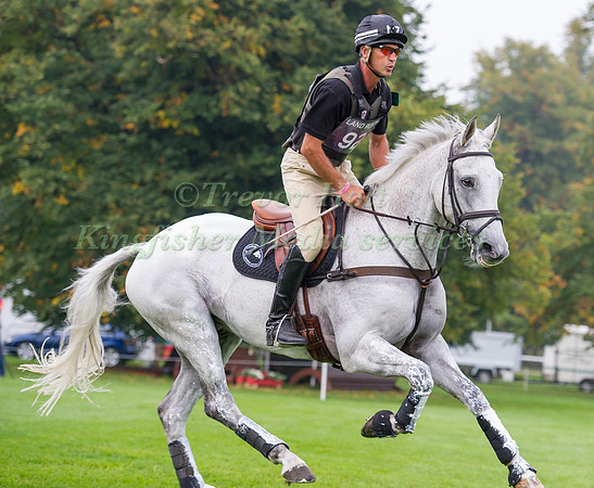 Andrew Nicholson (NZL) riding Avebury sets out Cross Country