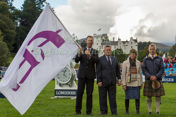 Alex Lachore hand over the FEI flag to delegates from Strezgom